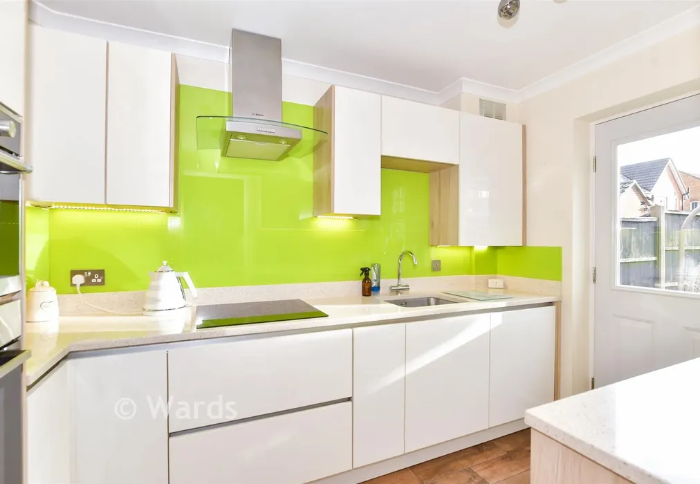 Kitchen - Stratford Drive, Maidstone, Kent - Wards of Kent