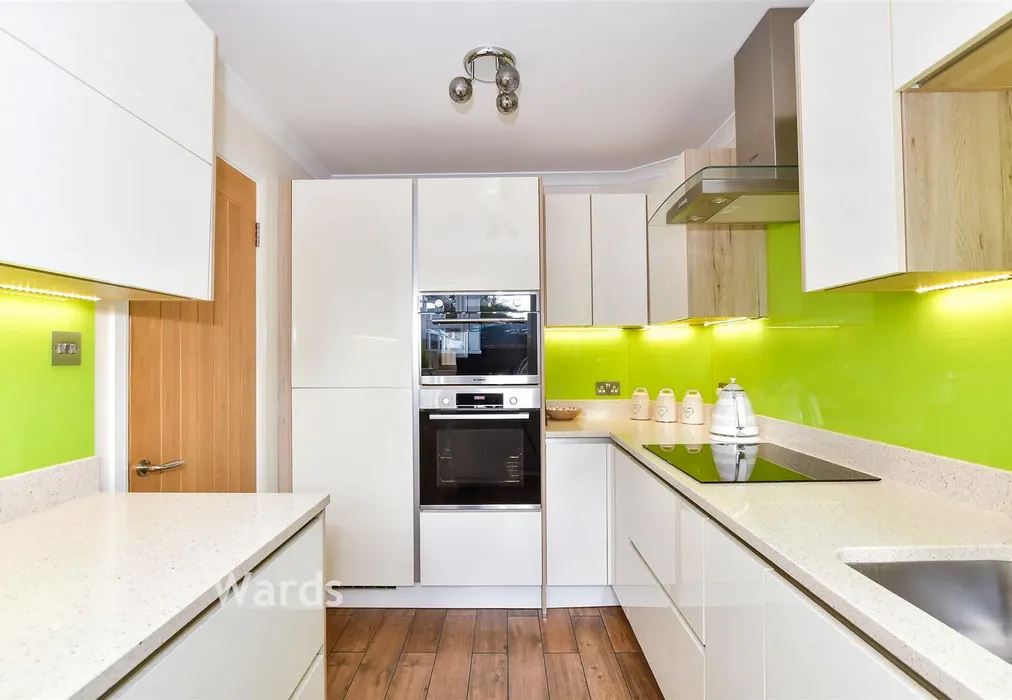 Kitchen - Stratford Drive, Maidstone, Kent - Wards of Kent