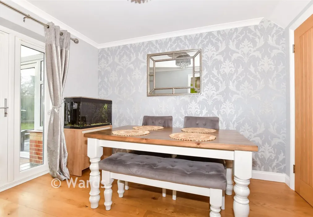 Kitchen - Stratford Drive, Maidstone, Kent - Wards of Kent