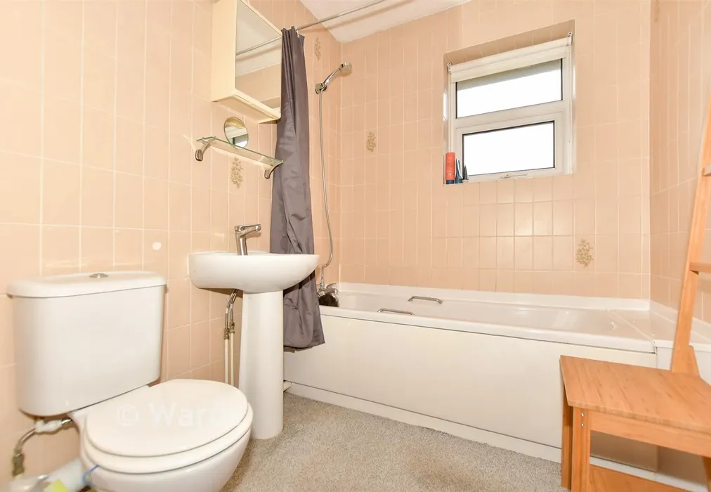 Bathroom - Grand Parade, Littlestone, New Romney, Kent - Wards of Kent