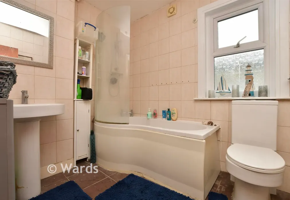 Bathroom - Grosvenor Road, Broadstairs, Kent - Wards of Kent