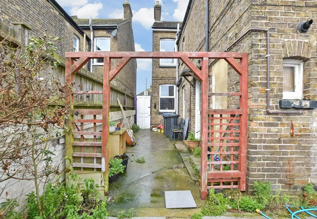 Side Garden - Grosvenor Road, Broadstairs, Kent - Wards of Kent