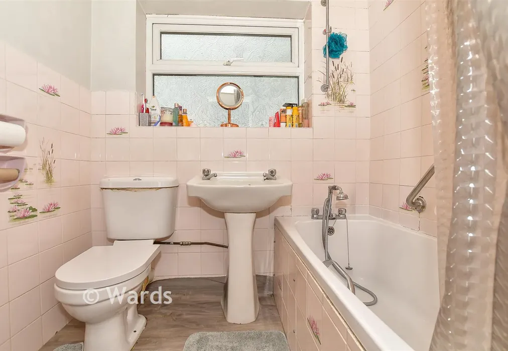 Bathroom - Salisbury Road, Tonbridge, Kent - Wards of Kent
