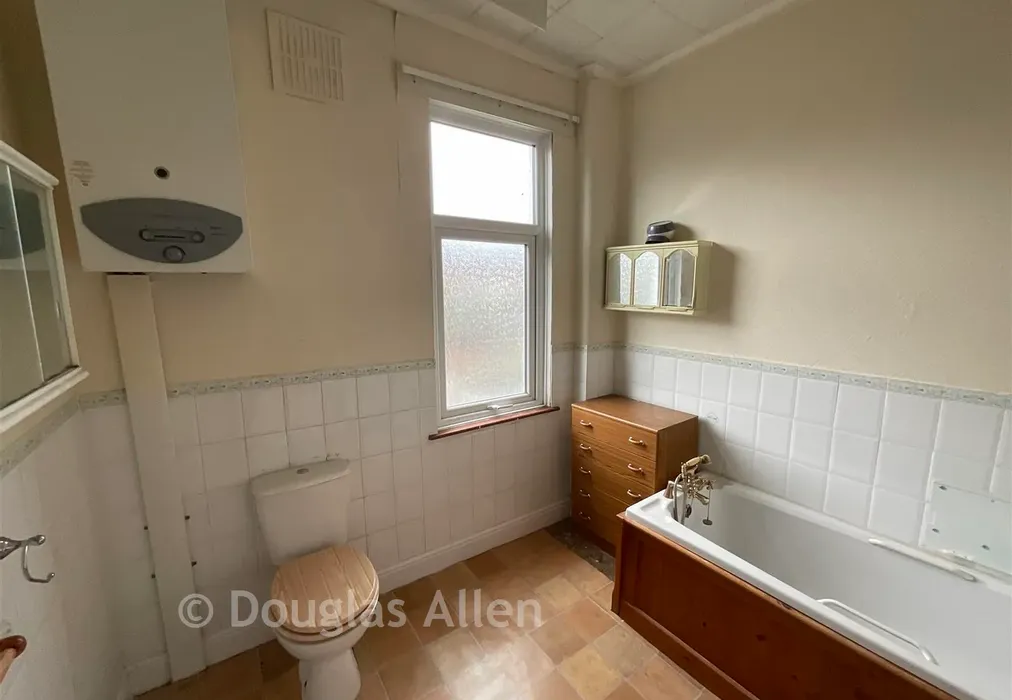 Bathroom - Winchester Road, Chingford - Wards of Kent