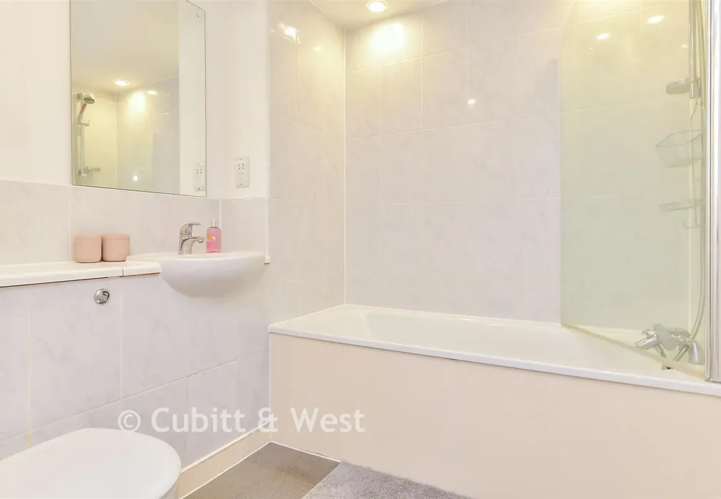 Bathroom - New England Street, Brighton, East Sussex - Wards of Kent