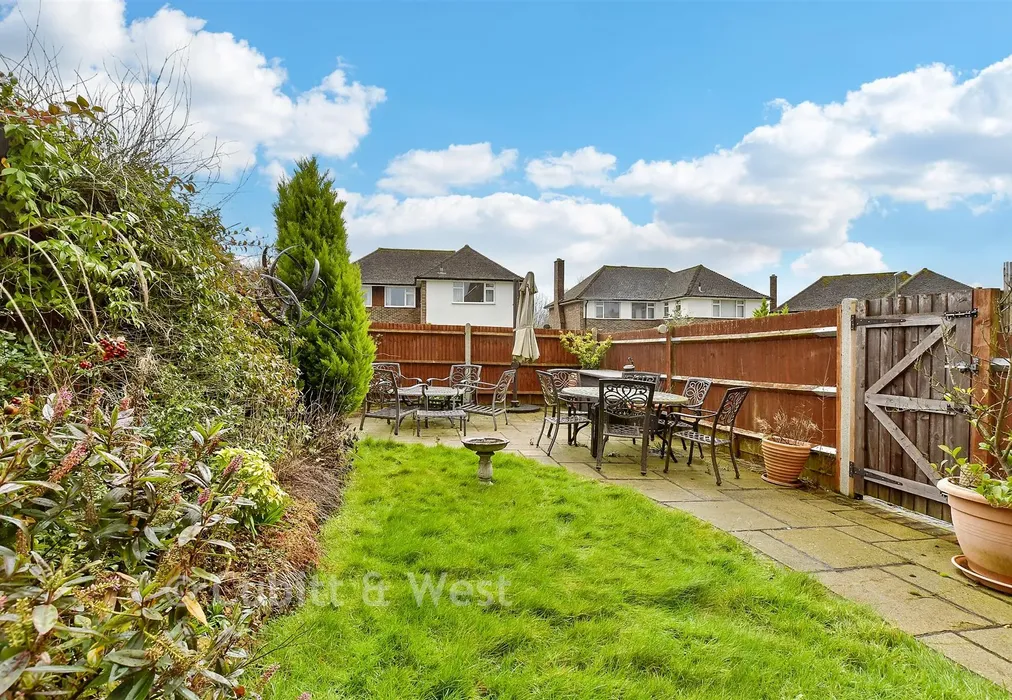 Side Garden - Courtlands Crescent, Banstead, Surrey - Wards of Kent