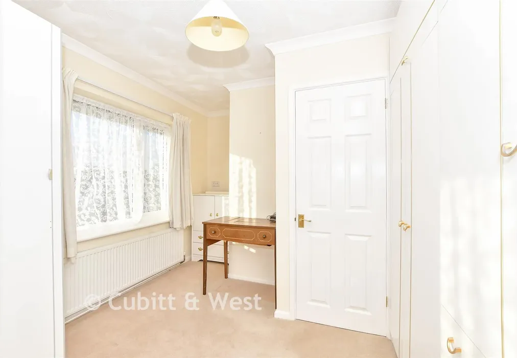 Dressing Area - Birch Tree Drive, Emsworth, Hampshire - Wards of Kent
