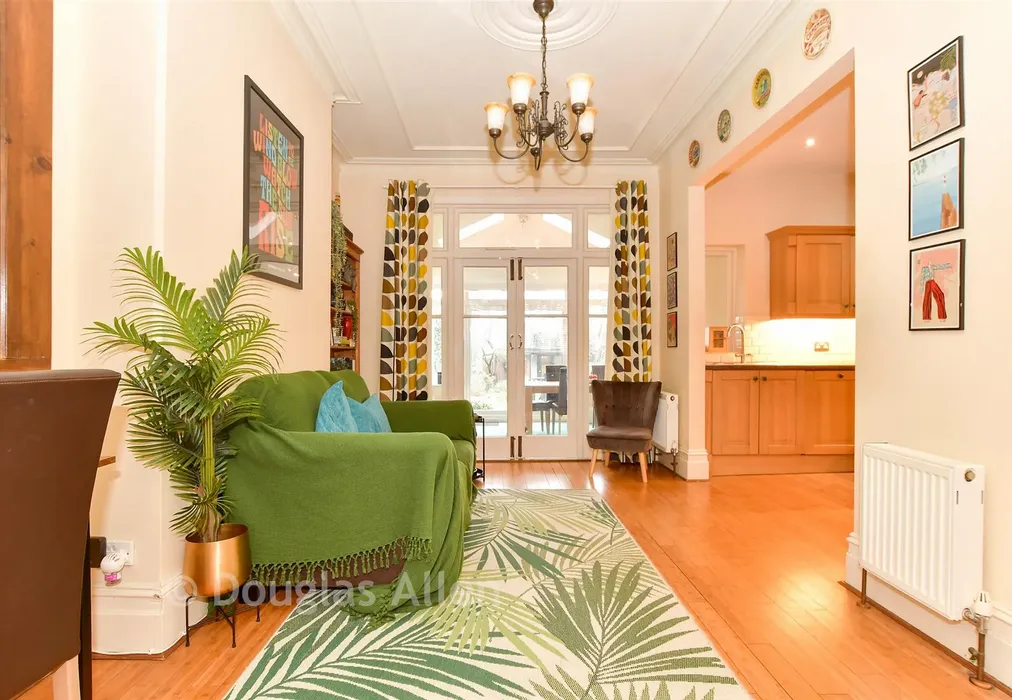 Family Area - Empress Avenue, Woodford Green, Essex - Wards of Kent