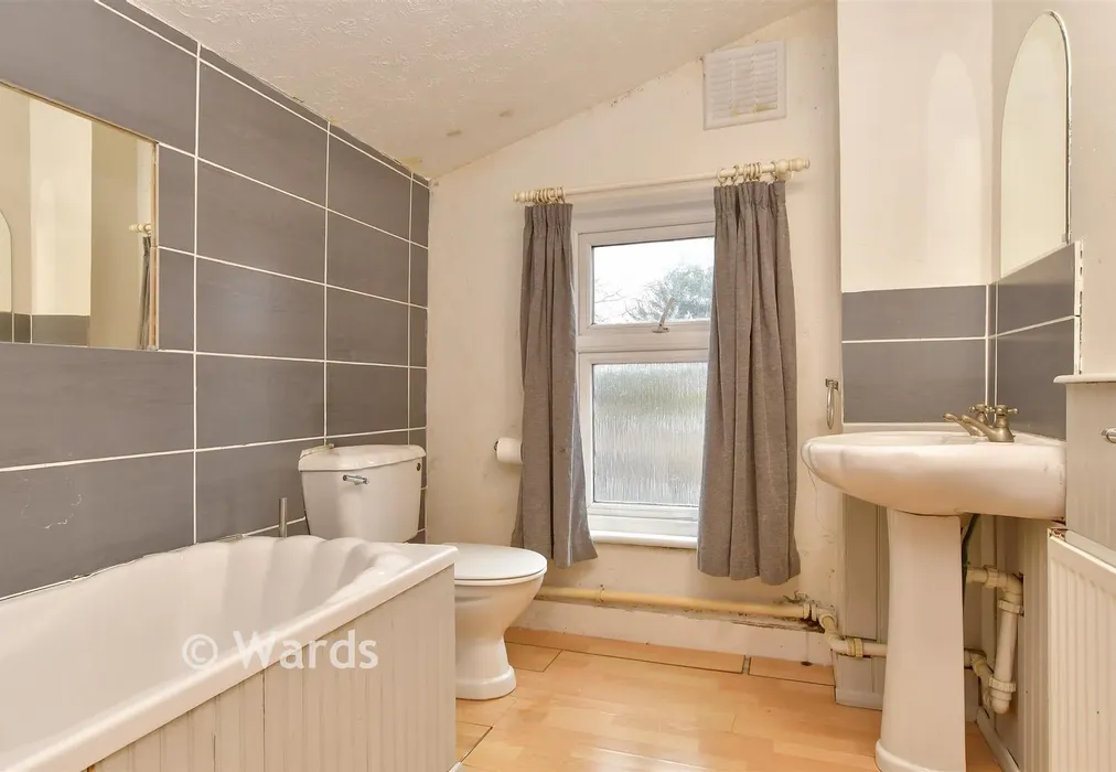 Bathroom - Providence Street, Greenhithe, Kent - Wards of Kent