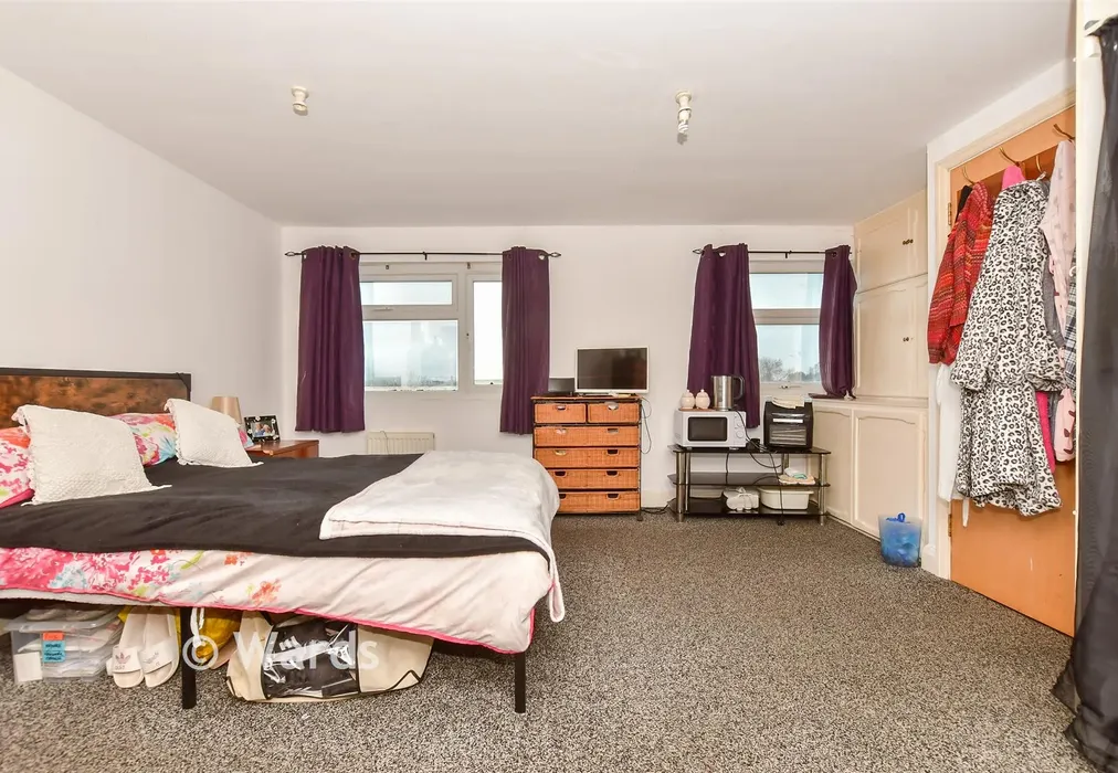 Bedroom 1 - Park Avenue, Birchington, Kent - Wards of Kent