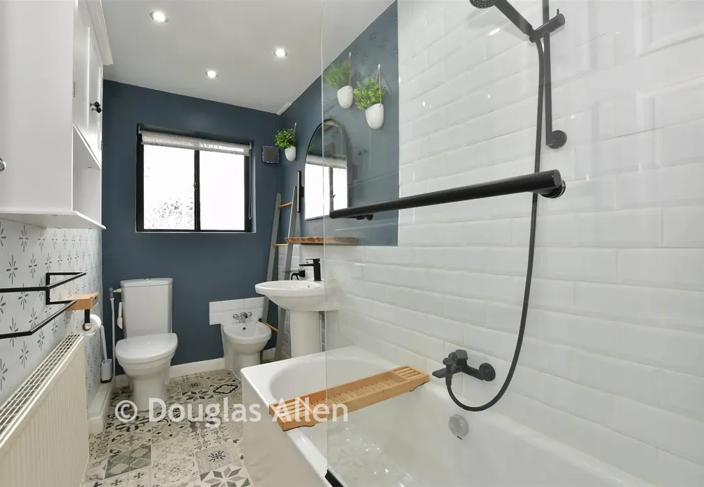 Bathroom - Forest Court, Wanstead, London - Wards of Kent