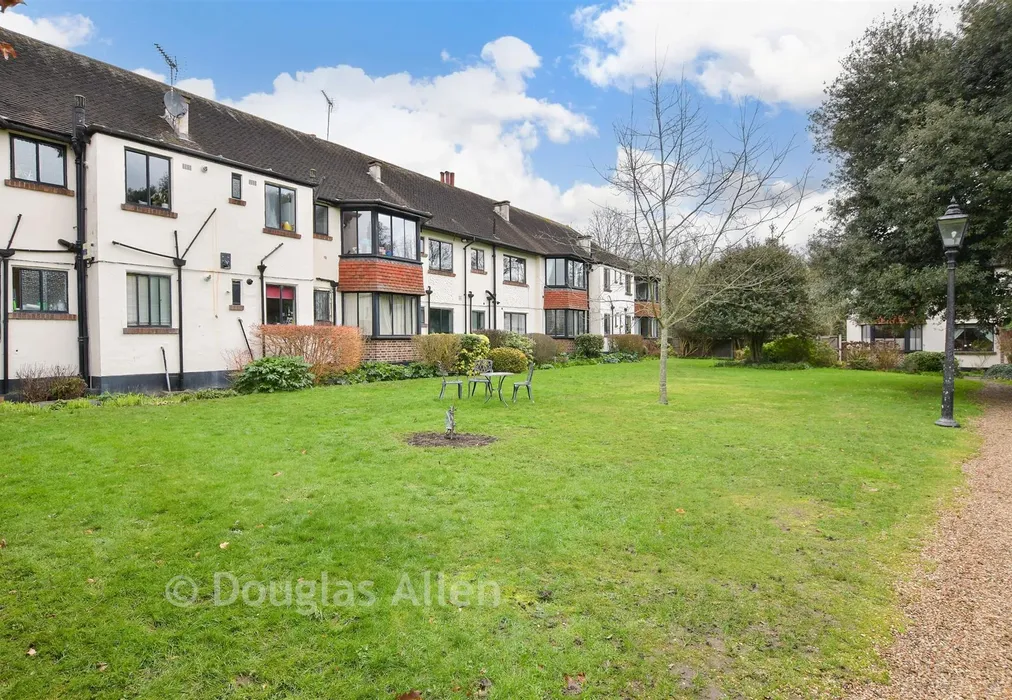Communal Gardens - Forest Court, Wanstead, London - Wards of Kent