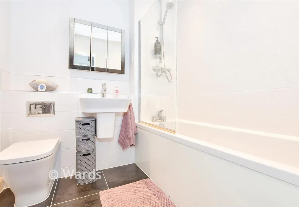 Bathroom - Tovil Green Lane, Maidstone, Kent - Wards of Kent