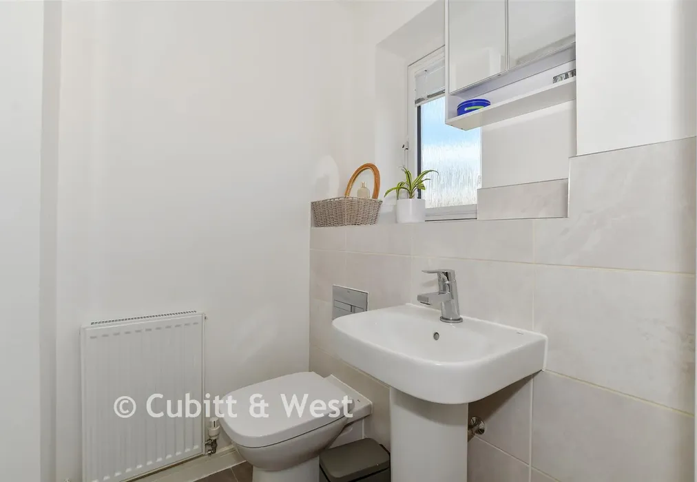 En-Suite - Valley Drive, Forge Wood, Crawley, West Sussex - Wards of Kent