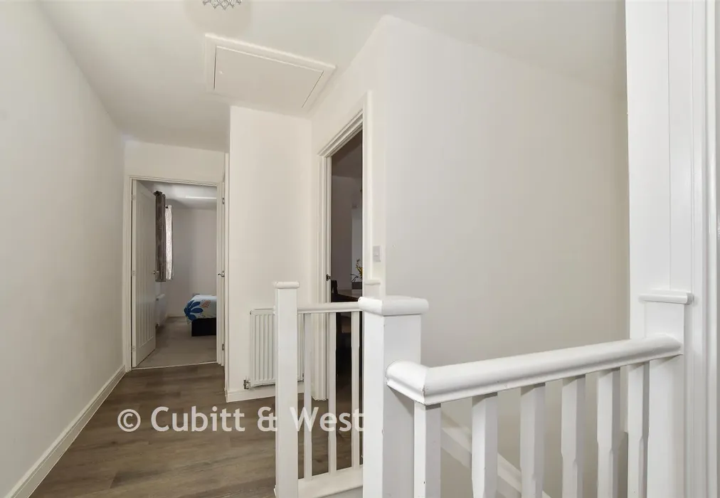 Landing - Valley Drive, Forge Wood, Crawley, West Sussex - Wards of Kent