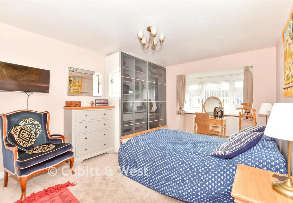 Bedroom 1 - Chadderton Gardens, Portsmouth, Hampshire - Wards of Kent