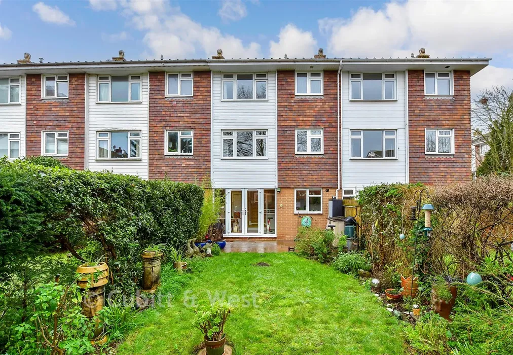 Rear Garden - Chadderton Gardens, Portsmouth, Hampshire - Wards of Kent
