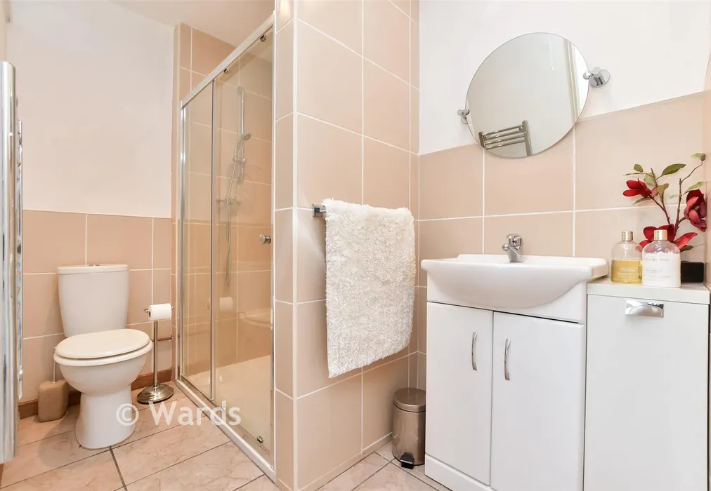 En-Suite - Northdown Park Road, Margate, Kent - Wards of Kent