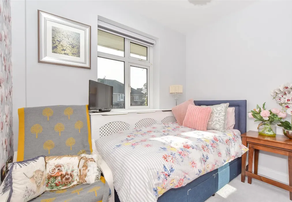 Bedroom 3 - Warrington Road, Paddock Wood, Tonbridge, Kent - Wards of Kent