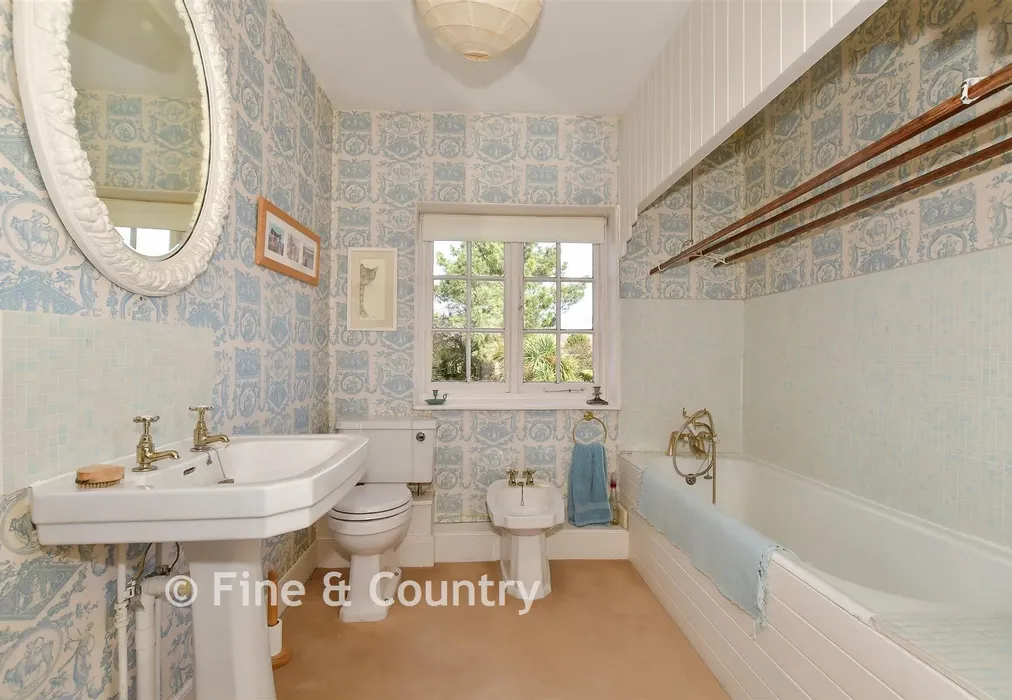 Bathroom - The Street, Ash, Canterbury, Kent - Wards of Kent