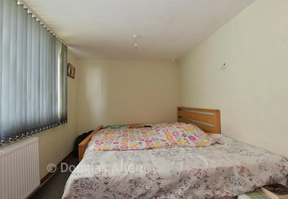 Bedroom 1 - Rettendon Gardens, Wickford, Essex - Wards of Kent