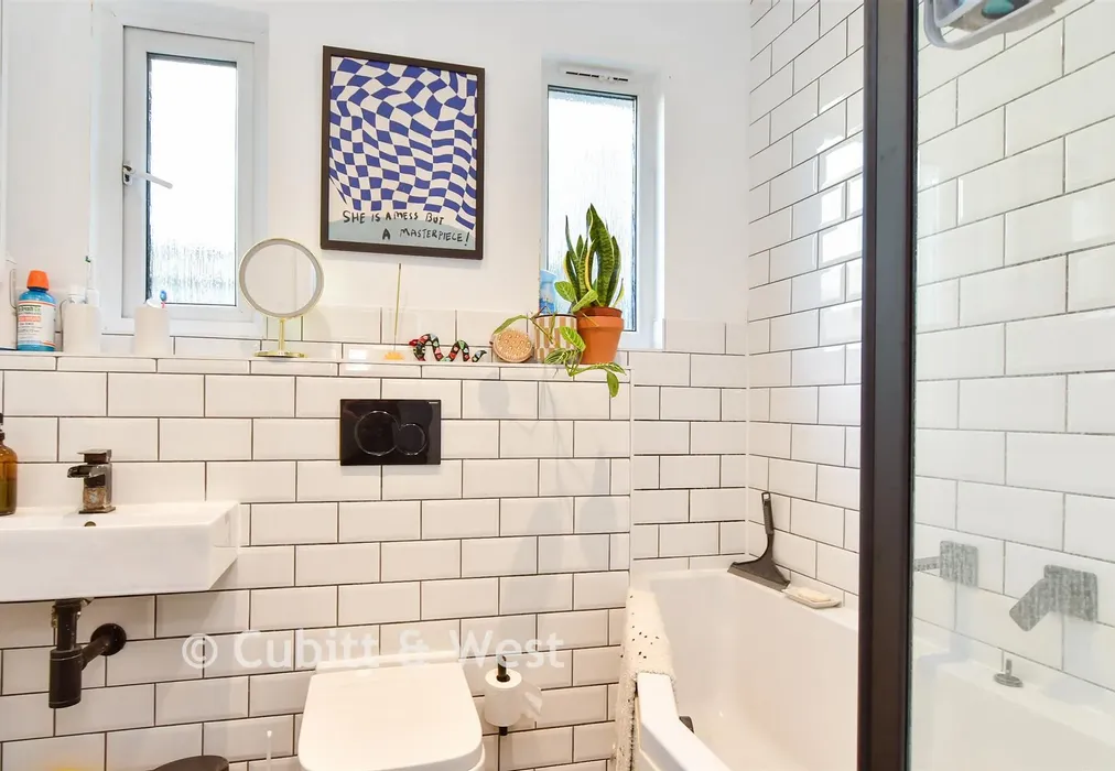Bathroom - Brigden Street, Brighton, East Sussex - Wards of Kent