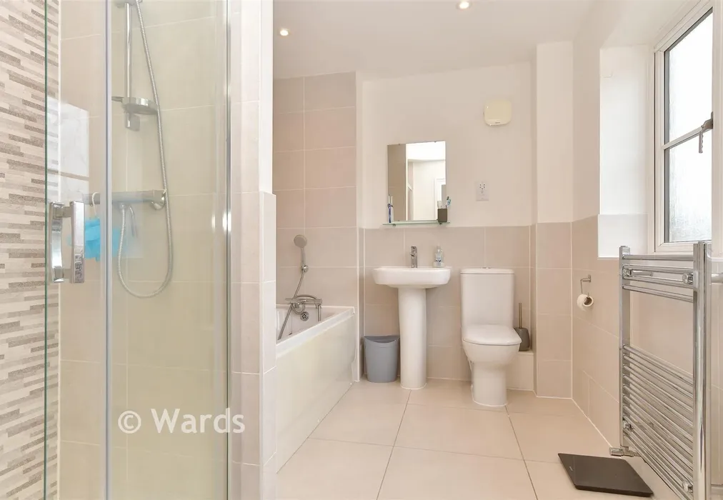 Family Bathroom - Nursery Gardens, Faversham, Kent - Wards of Kent