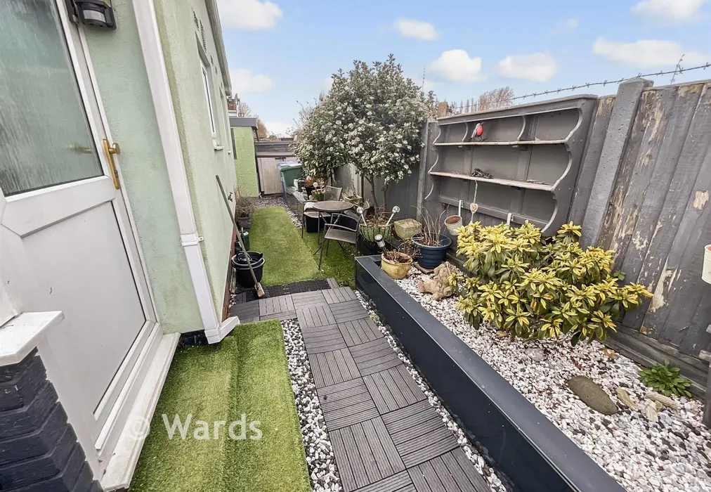 Side Garden - Seasalter Road, Graveney, Faversham, Kent - Wards of Kent