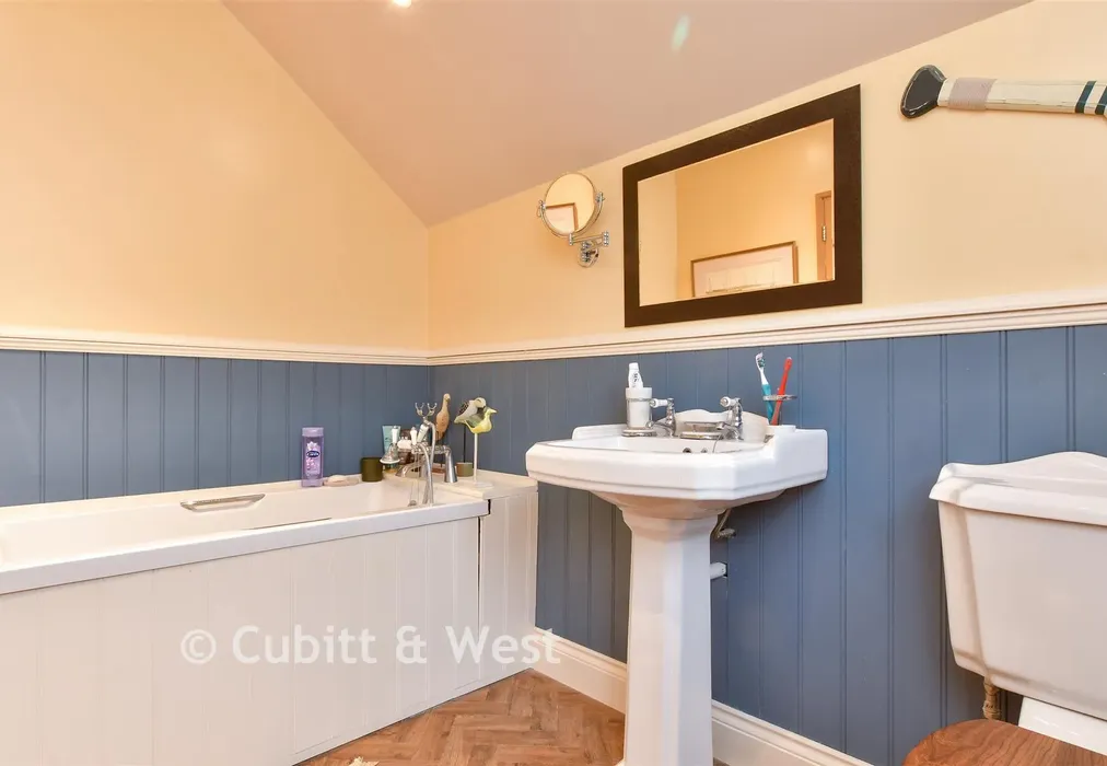 Bathroom - Felpham Road, Bognor Regis, West Sussex - Wards of Kent