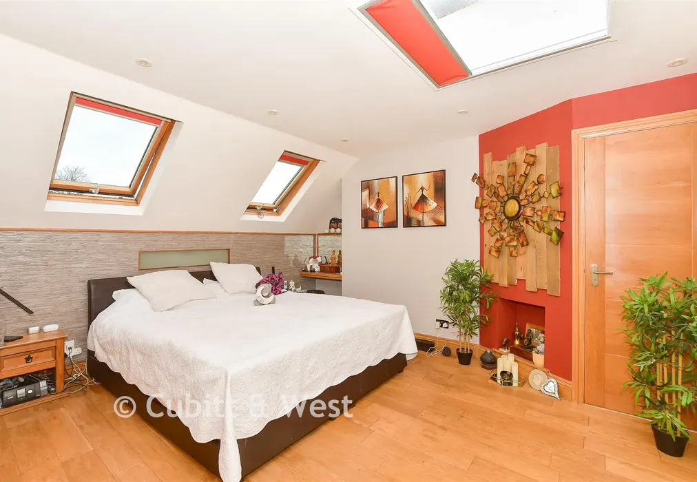 Bedroom 1 - Carden Avenue, Patcham, Brighton, East Sussex - Wards of Kent