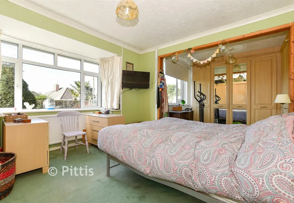 Bedroom 1 - Staplers Road, Newport, Isle of Wight - Wards of Kent
