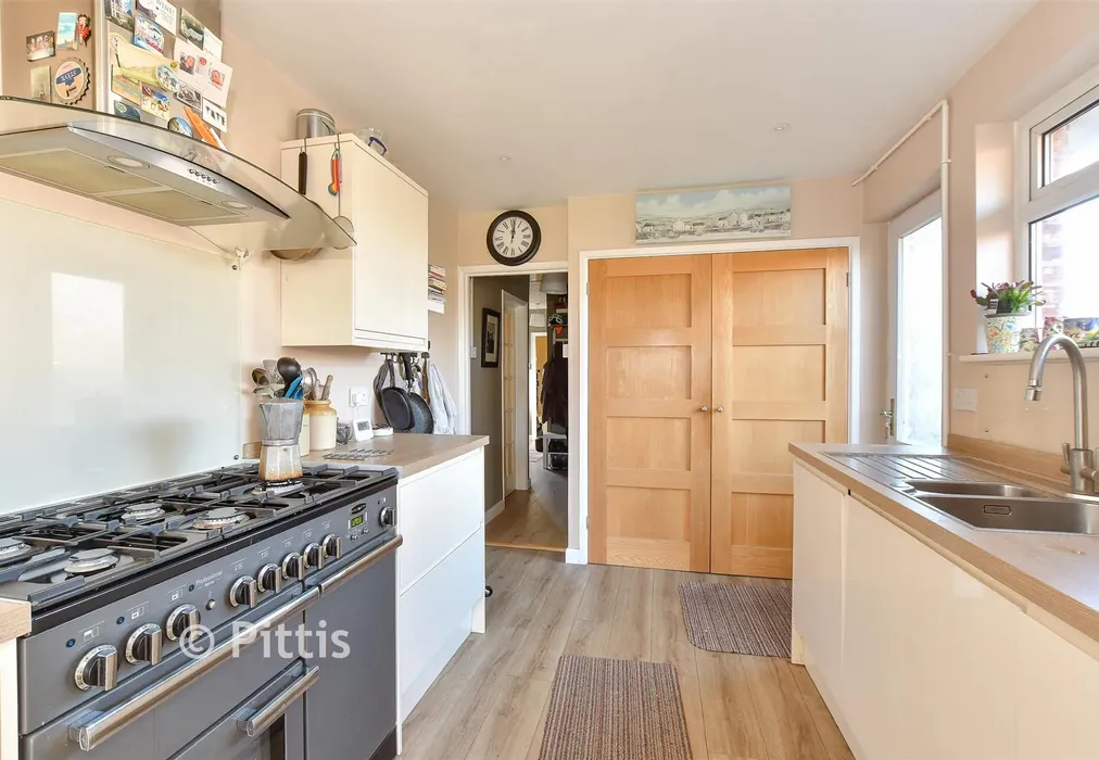 Kitchen - Staplers Road, Newport, Isle of Wight - Wards of Kent