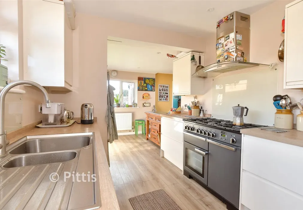 Kitchen - Staplers Road, Newport, Isle of Wight - Wards of Kent