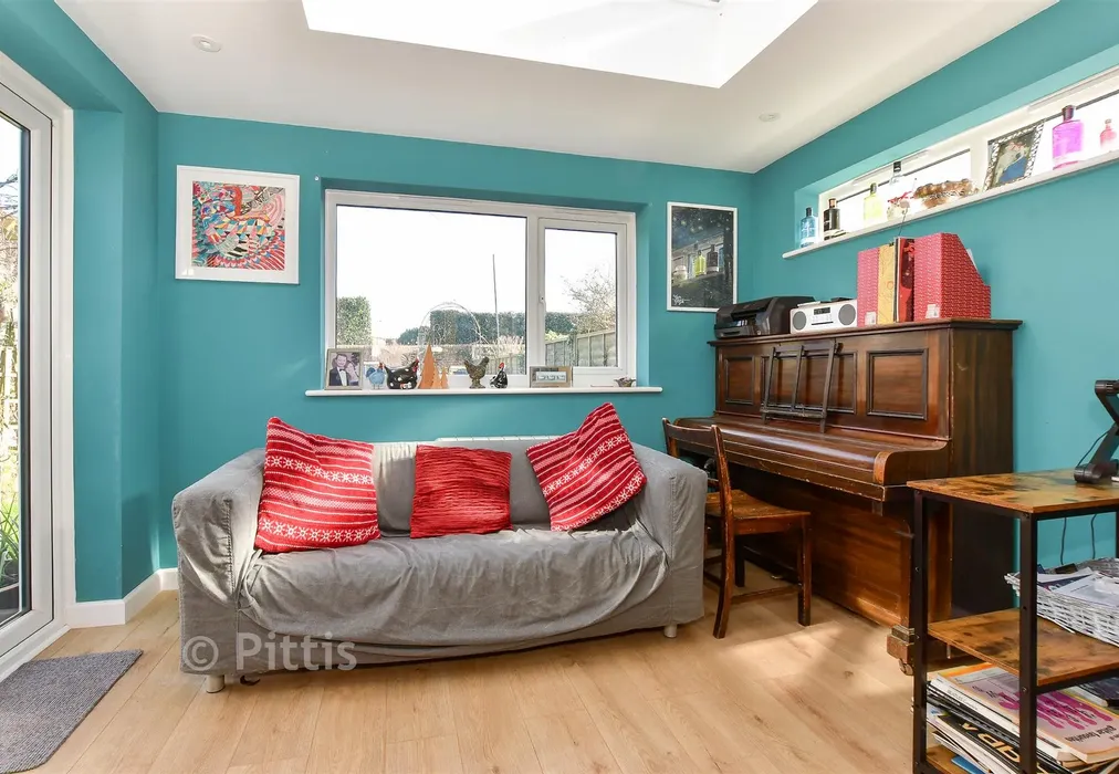 Snug - Staplers Road, Newport, Isle of Wight - Wards of Kent