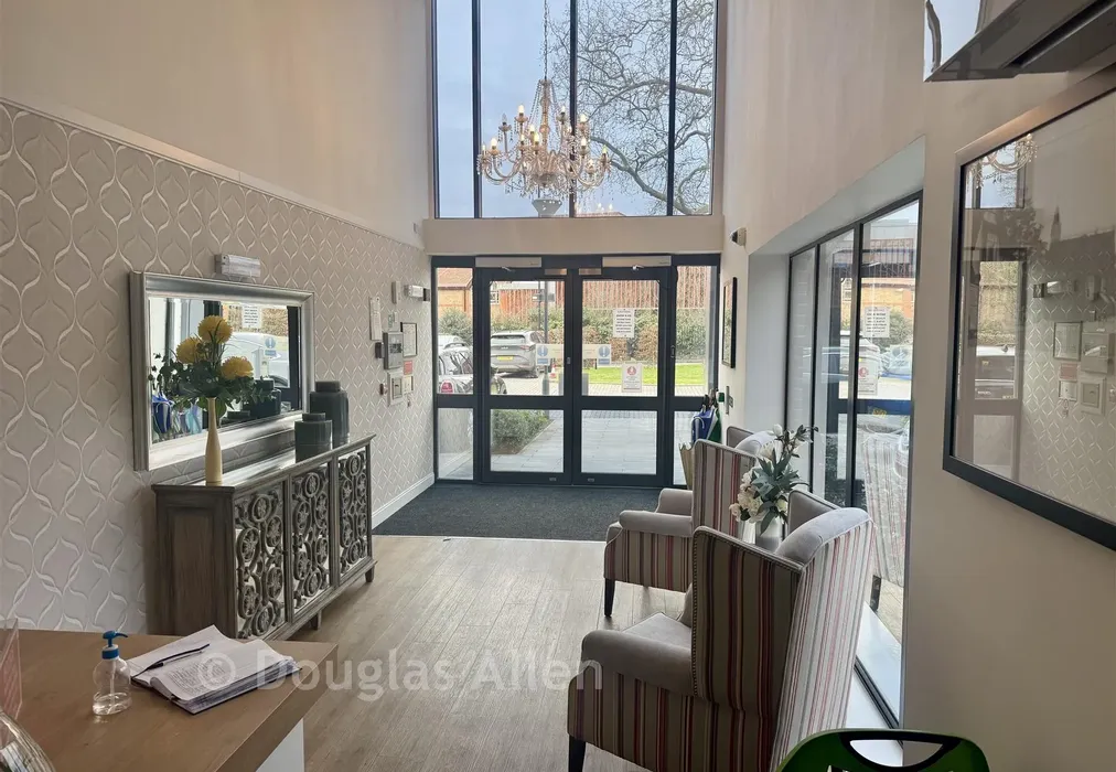 Communal Hallway - Alderton Hill, Loughton, Essex - Wards of Kent