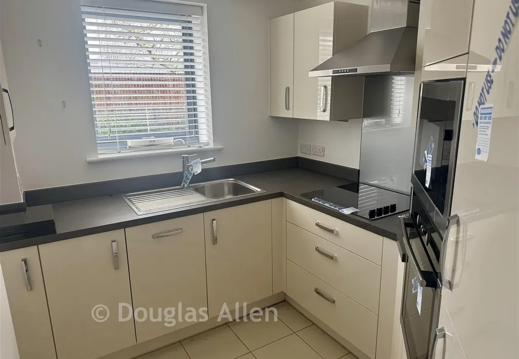 Kitchen - Alderton Hill, Loughton, Essex - Wards of Kent