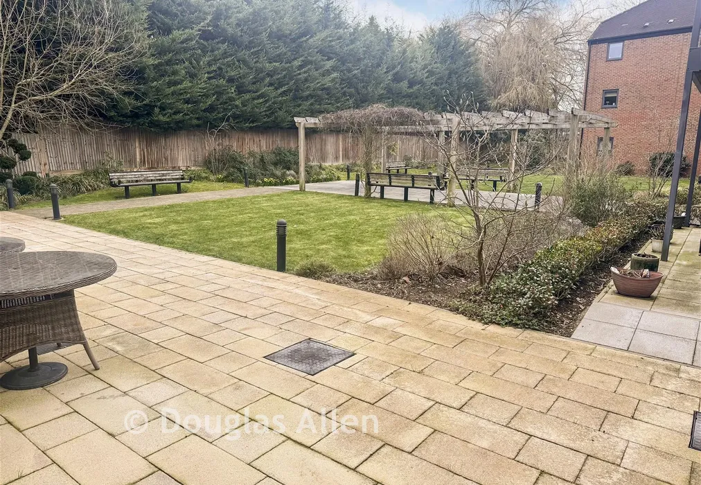 Communal Grounds - Alderton Hill, Loughton, Essex - Wards of Kent