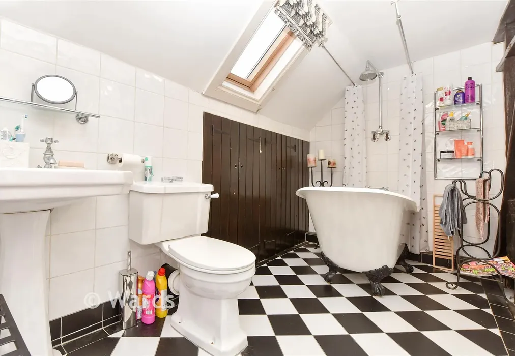 En-Suite Bathroom - Laddingford, Maidstone, Kent - Wards of Kent