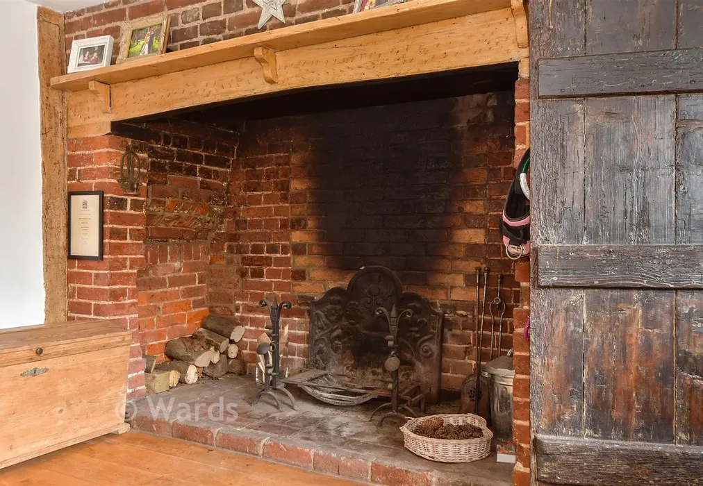 Internal Feature - Laddingford, Maidstone, Kent - Wards of Kent