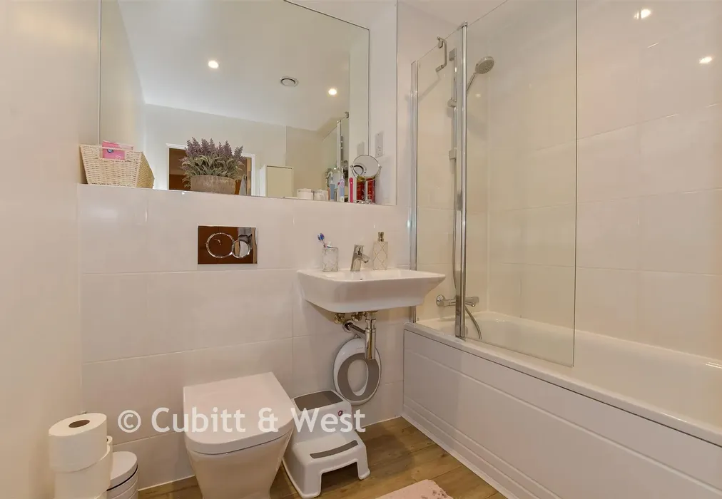 Bathroom - Ifield Road, West Green, Crawley, West Sussex - Wards of Kent
