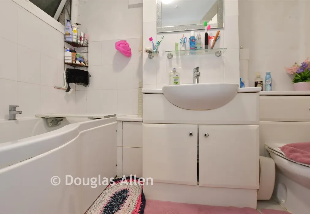 Bathroom - Ray Lodge Road, Woodford Green, Essex - Wards of Kent