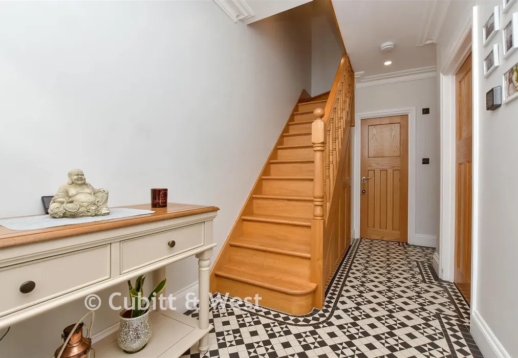 Entrance Hall - Meopham Road, Mitcham, Surrey - Wards of Kent