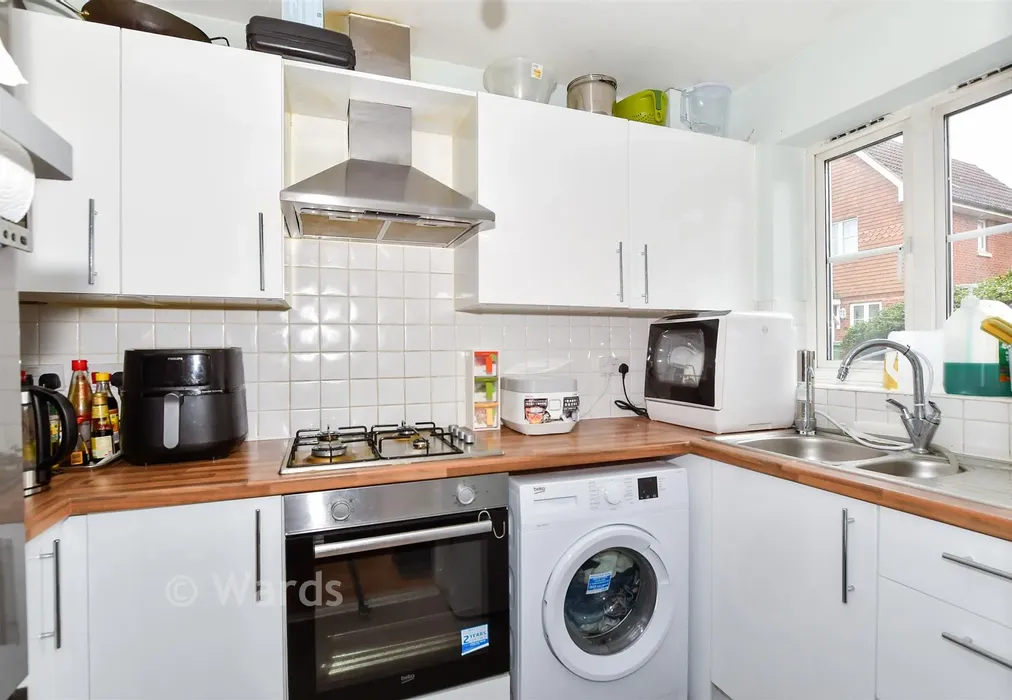 Kitchen - Stagshaw Close, Maidstone, Kent - Wards of Kent