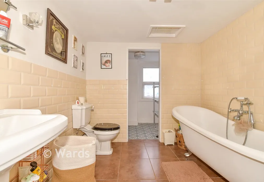 Bathroom - Bank Street, Herne Bay, Kent - Wards of Kent