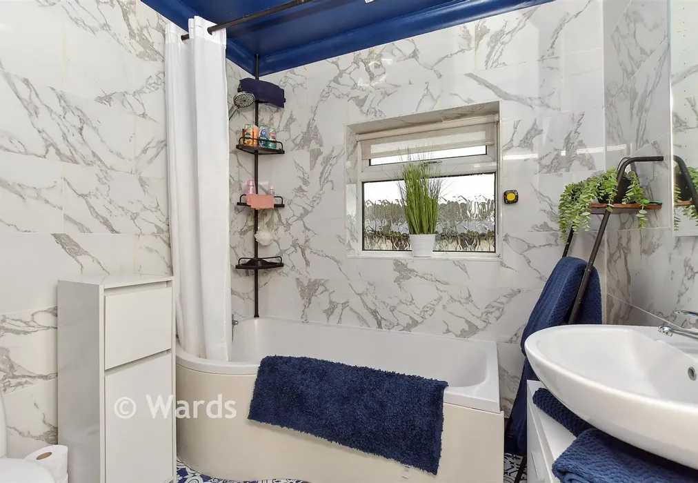 Bathroom - Dunkirk Close, Gravesend, Kent - Wards of Kent