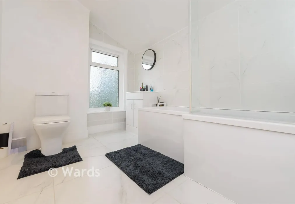 Bathroom - Gordon Road, Chatham, Kent - Wards of Kent