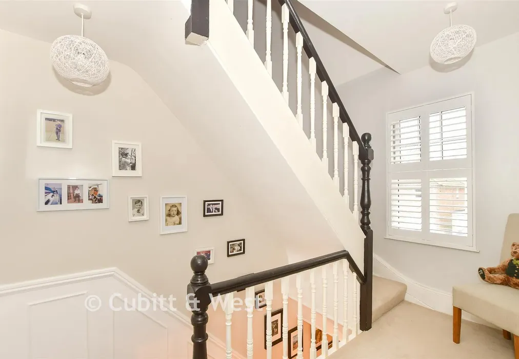 Landing - Hamsey Road, Sharpthorne, East Grinstead, West Sussex - Wards of Kent