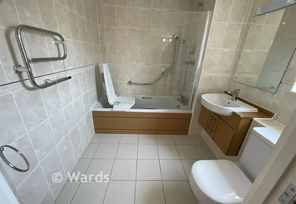 Bathroom - Ingles Road, Folkestone, Kent - Wards of Kent