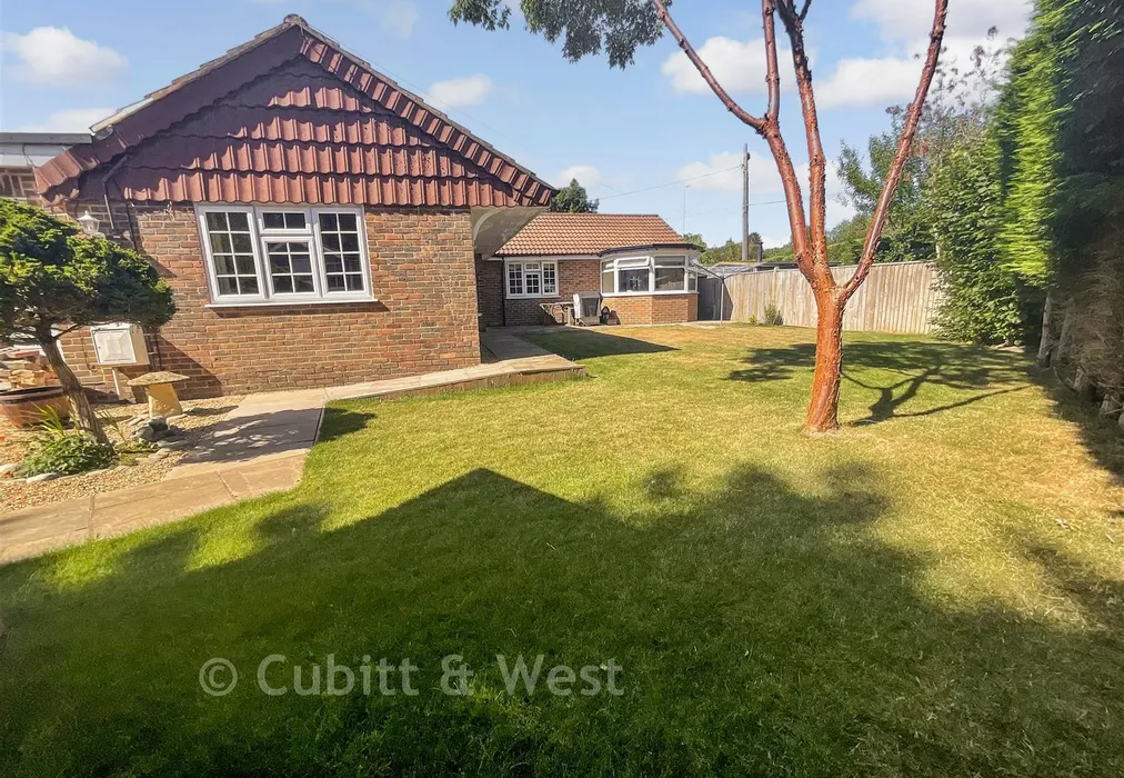Rear Garden - Ringles Cross, Uckfield, East Sussex - Wards of Kent