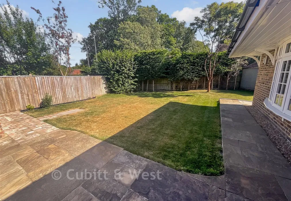 Rear Garden - Ringles Cross, Uckfield, East Sussex - Wards of Kent